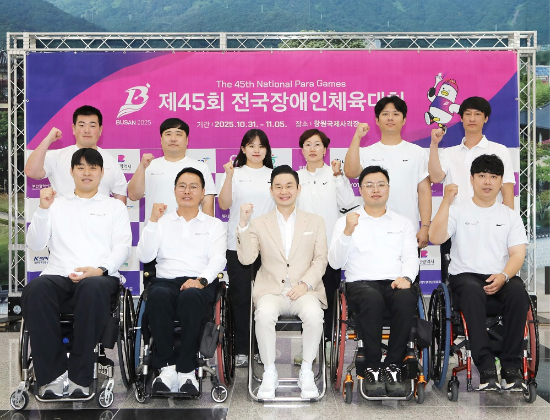 배동현 이사장(앞줄 가운데)이 BDH 파라스와 기념사진을 촬영하고 있다.
