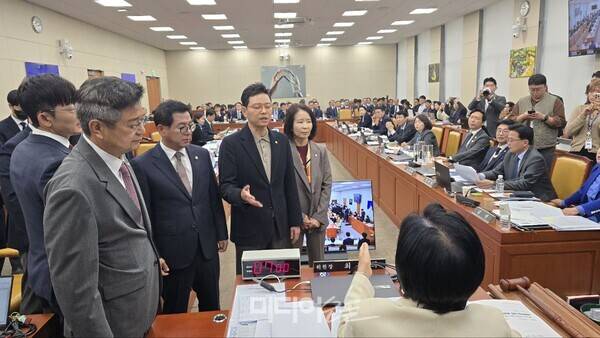 ▲29일 국회 과학기술정보방송통신위원회 국정감사에서 국민의힘 의원들이 최민희 위원장 자리 앞까지 찾아가 사퇴를 요구하고 있다. 사진=김용욱 기자.