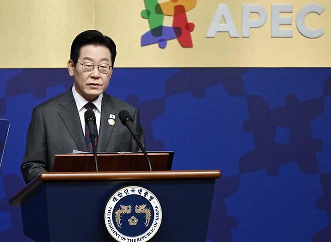 이재명 대통령이 29일 경북 경주예술의전당에서 열린 아시아태평양경제협력체(APEC) 정상회의 최고경영자(CEO) 서밋 개회식에서 정상 특별연설을 하고 있다. [뉴스1]