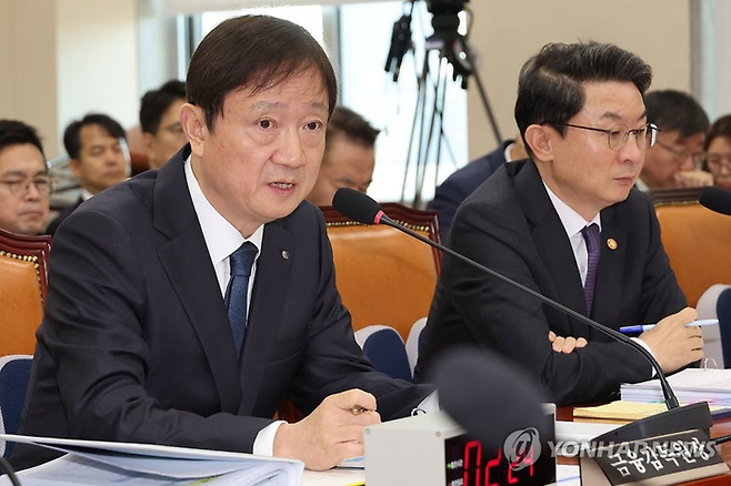 이찬진 금융감독원장(왼쪽)이 27일 서울 여의도 국회에서 열린 정무위원회의 종합감사에서 위원 질의에 답하고 있다. [사진=연합뉴스]