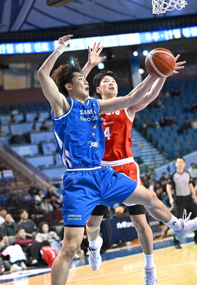 서울 삼성 이원석(사진 왼쪽)이 리바운드를 잡아내고 있다. 사진=KBL