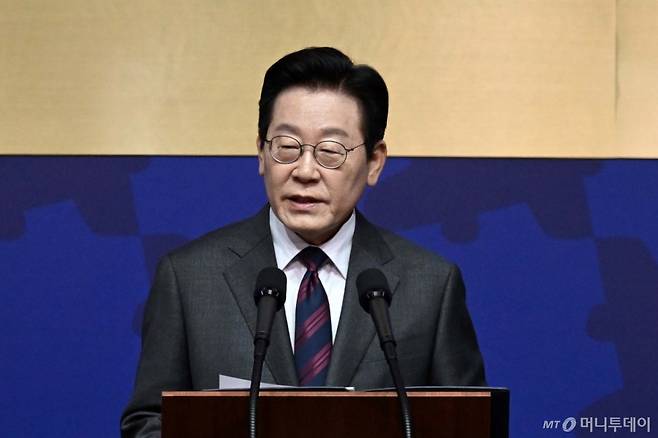 (경주=뉴스1) 김민지 기자 = 이재명 대통령이 29일 경북 경주예술의전당에서 열린  아시아태평양경제협력체(APEC) 정상회의 최고경영자(CEO) 서밋(Summit) 개회식에서 정상 특별연설을 하고 있다. (공동취재) 2025.10.29/뉴스1  Copyright (C) 뉴스1. All rights reserved. 무단 전재 및 재배포,  AI학습 이용 금지. /사진=(경주=뉴스1) 김민지 기자