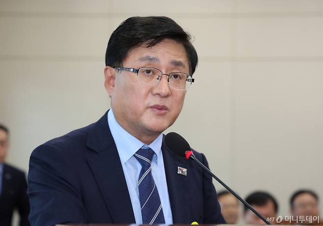 [서울=뉴시스] 김명년 기자 = 김성환 기후에너지환경부 장관이 16일 오후 서울 여의도 국회 기후에너지환경노동위원회 전체회의에서 업무보고하고 있다. 2025.10.16. kmn@newsis.com /사진=김명년