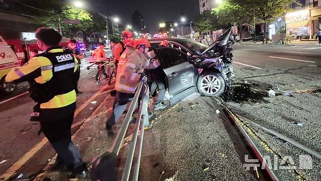 지난 5월8일 인천 남동구 한 도로에서 벤츠 차량이 중앙선을 침범해 맞은편에서 달려오던 QM6 차량과 정면으로 충돌했다. 사고가 난 벤츠 차량의 모습./사진=뉴시스(인천소방본부 제공)