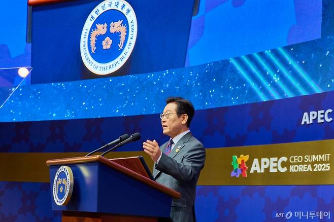 (서울=뉴스1) 허경 기자 = 이재명 대통령이 29일 경북 경주 예술의전당에서 열린 아시아태평양경제협력체(APEC) 정상회의 최고경영자(CEO) 서밋 개회식에서 특별연설을 하고 있다. (대통령실 제공. 재판매 및 DB 금지) 2025.10.29/뉴스1  Copyright (C) 뉴스1. All rights reserved. 무단 전재 및 재배포,  AI학습 이용 금지. /사진=(서울=뉴스1) 허경 기자