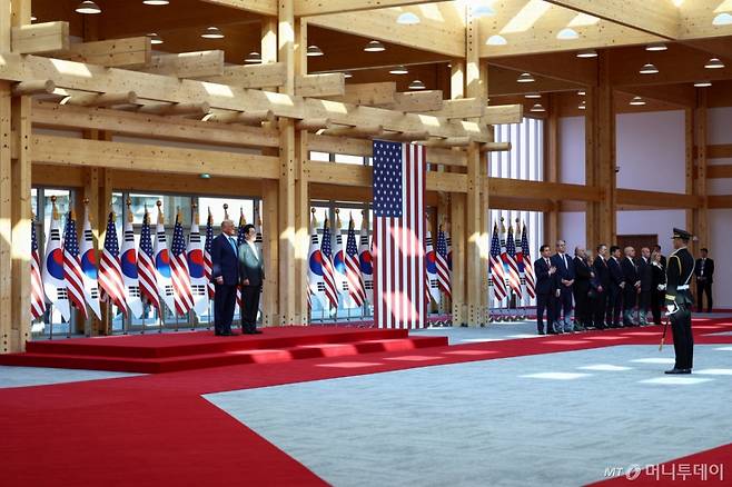 (경주 로이터=뉴스1) 최종일 선임기자 = 이재명 대통령과 도널드 트럼프 미국 대통령이 29일 경주 국립박물관에서 회담에 앞서 열린 환영 행사에 참석했다. 2025.10.29  ⓒ 로이터=뉴스1  Copyright (C) 뉴스1. All rights reserved. 무단 전재 및 재배포,  AI학습 이용 금지.