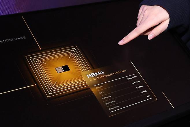 사진은 지난 22일 서울 강남구 코엑스에서 열린 제27회 반도체 대전(SEDEX 2025)을 찾은 관람객이 공개된 SK하이닉스 HBM4 실물을 살펴보고 있는 모습. /사진=뉴스1