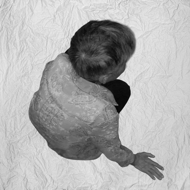 엄마의 뒷모습. 왜소하게 말라버린 당신이 아들은 짠하기만 하다.