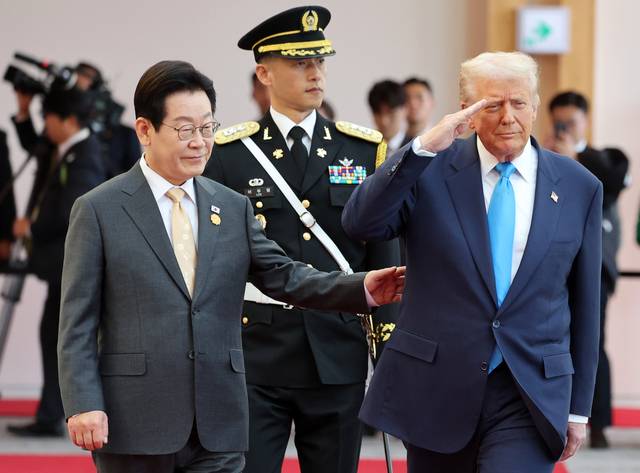 이재명 대통령과 도널드 트럼프 미국 대통령이 29일 경북 경주박물관에서 열린 공식 환영식에서 의장대를 사열하고 있다. 연합뉴스(대통령실통신사진기자단)