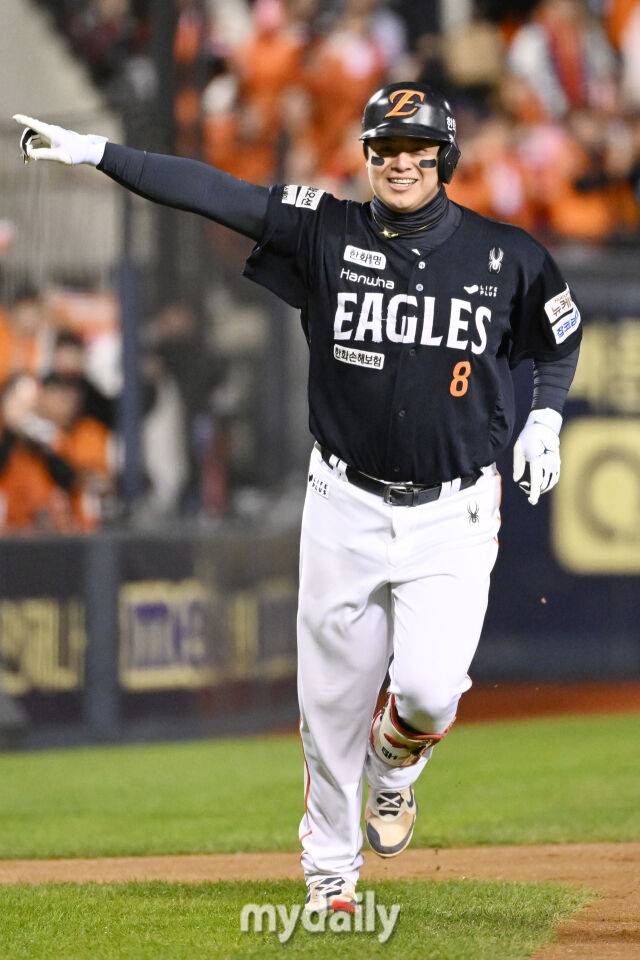 27일 서울 잠실야구장에서 열린 2025 신한 SOL 뱅크 KBO 한국시리즈 2차전' 한화 이글스와 LG 트윈스 경기. 한화 노시환이 1회초 1사에 백투백 홈런을 친 후 그라운드를 돌고 있다./잠실=한혁승 기자 hanfoto@mydaily.co.kr