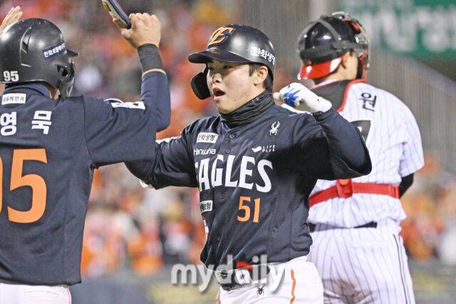 27일 서울 잠실야구장에서 열린 2025 신한 SOL 뱅크 KBO 한국시리즈 2차전' 한화 이글스와 LG 트윈스 경기. 한화 문현빈이 1회초 1사 1루에서 선제 투런포를 친 후 기뻐하고 있다./잠실=한혁승 기자 fanfoto@mydaily.co.kr