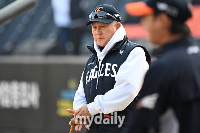 29일 대전 한화생명 볼파크 야구장에서 열린 '2025 신한 SOL 뱅크 KBO 한국시리즈 3차전' LG 트윈스와 한화 이글스 경기. 한화 김경문이 경기 전 선수들의 훈련을 지켜보고 있다./대전=한혁승 기자