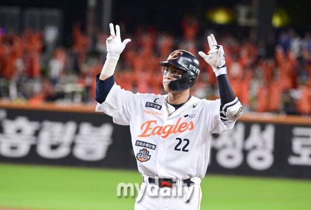 2025년 10월 24일 오후 대전한화생명볼파크에서 열린 '2025 신한 SOL BANK KBO 포스트 시즌' 삼성 라이온즈와 한화 이글스의 플레이오프(PO) 5차전 경기한화 채은성이 5회말 무사 2.3루서 2타점 적시타를 친 뒤 기뻐하고 있다./마이데일리