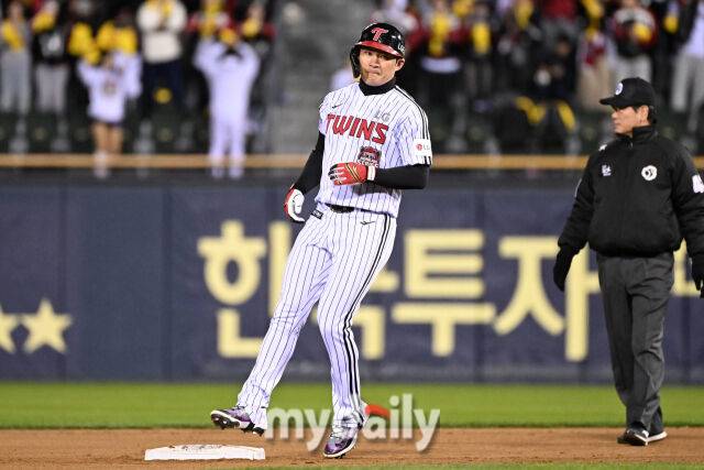 27일 서울 잠실야구장에서 열린 2025 신한 SOL 뱅크 KBO 한국시리즈 2차전' 한화 이글스와 LG 트윈스 경기. LG 오지환이 7회말 선두타자로 나와 2루타를 친 후 기뻐하고 있다./마이데일리