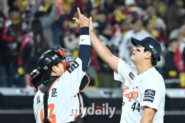29일 대전 한화생명 볼파크 야구장에서 열린 '2025 신한 SOL 뱅크 KBO 한국시리즈 3차전' LG 트윈스와 한화 이글스 경기. 한화가 7-3으로 LG에 승리했다. 기뻐하는 한화 김서현, 최재훈./대전=한혁승 기자