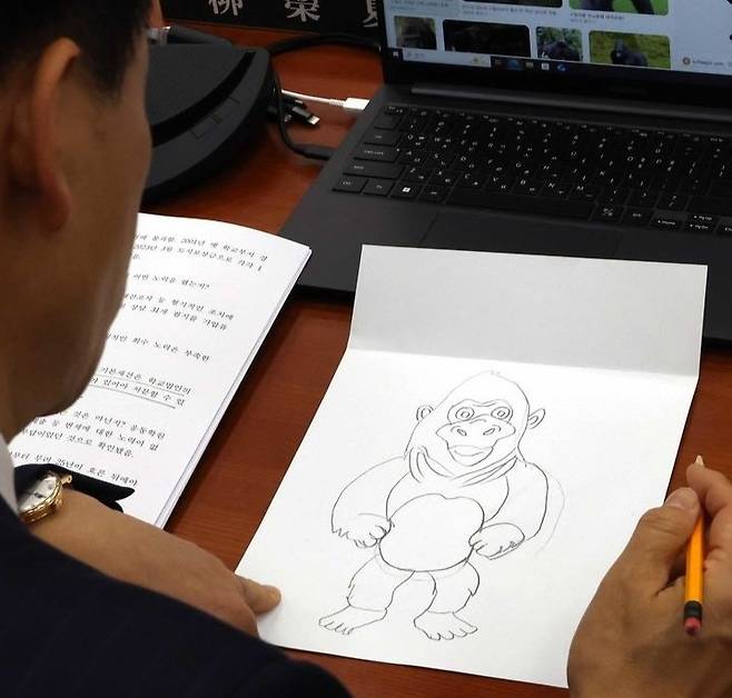 유영하 국민의힘 의원이 27일 서울 여의도 국회 정무위원회에서 열린 국정감사에서 고릴라 그림을 그리고 있다. [뉴시스]