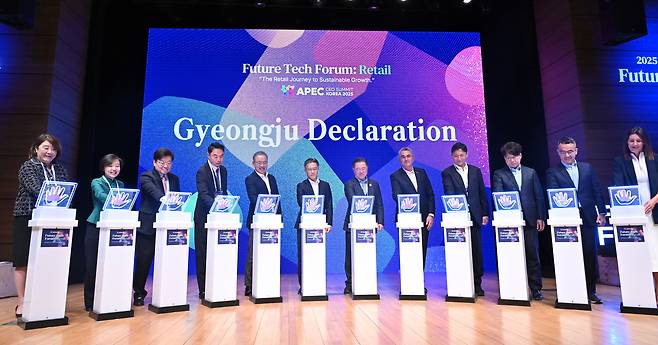 박일준(오른쪽 여섯 번째) 대한상공회의소 부회장이 28일 경북 경주시 경주 예술의전당 원화홀에서 열린 ‘2025 APEC CEO SUMMIT 유통 퓨처테크포럼’에서 내빈들과 함께 기념촬영을 하고 있다.  경주=임세준 기자