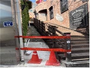 서울 용산구 이태원의 한 경사로 사고 방지를 위해 사전 통제한 모습. [서울경찰청 제공]