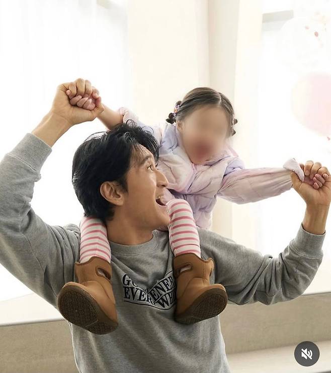 [서울=뉴시스] 배우 신현준이 딸과의 사진을 공개했다. (사진=신현준 인스타그램 캡처) 2025.10.29. photo@newsis.com *재판매 및 DB 금지