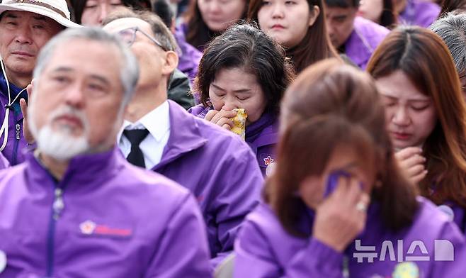 [서울=뉴시스] 김명원 기자 = 29일 서울 종로구 광화문광장에서 열린 10.29 이태원 참사 3주기 기억식에서 유가족들이 슬픔에 잠겨 있다. (공동취재) 2025.10.29. photo@newsis.com