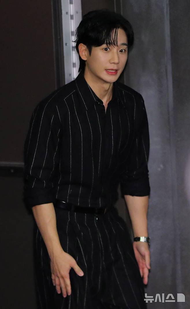 [서울=뉴시스] 김혜진 기자 = 배우 정해인이 29일 오전 서울 영등포구 CGV 여의도에서 열린 제45회 청룡영화상 수상자들과 함께하는 핸드프린팅 행사에 참석하고 있다. 2025.10.29. jini@newsis.com