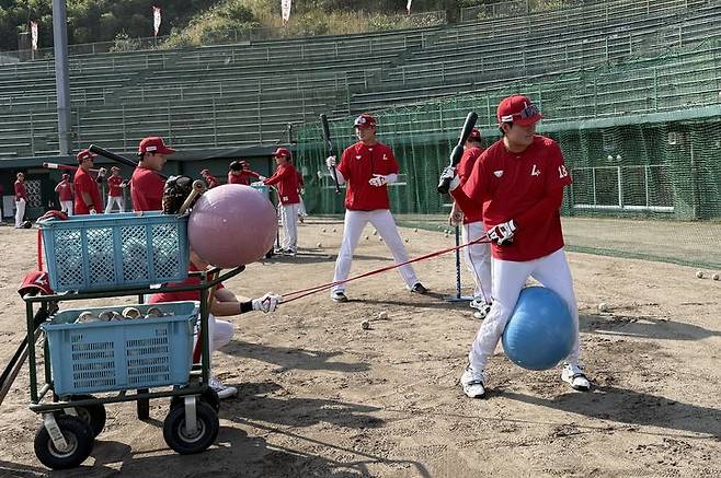 [서울=뉴시스] 프로야구 SSG 랜더스 선수단이 일본 가고시마현에서 진행 중인 유망주 집중 육성 캠프에서 타격 훈련을 하고 있다. (사진 = SSG 랜더스 제공) *재판매 및 DB 금지