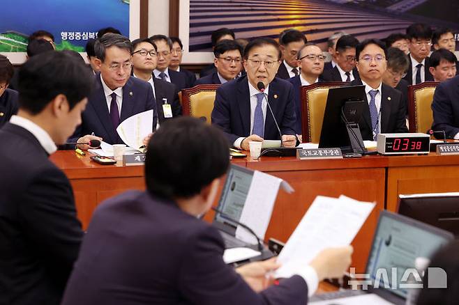 [서울=뉴시스] 김명년 기자 = 김윤덕 국토교통부 장관이 29일 오후 서울 여의도 국회 국토교통위원회에서 열린 국토교통부 등에 대한 국정감사에서 답변하고 있다. 2025.10.29. kmn@newsis.com