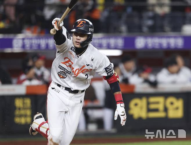 [대전=뉴시스] 김근수 기자 = 29일 대전 중구 한화생명볼파크에서 열린 2025 KBO 한국시리즈 3차전 LG 트윈스와 한화 이글스의 경기, 8회말 2사 주자 만루 상황에서 한화 심우준이 역전 2루타를 치고 있다. 2025.10.29. ks@newsis.com