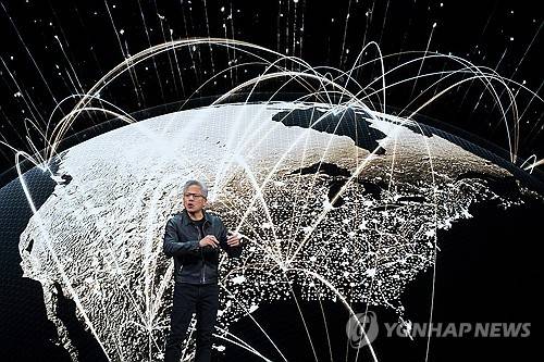 기조연설하는 젠슨 황 젠슨 황 엔비디아 최고경영자(CEO)가 28일(현지시간) 미국 워싱턴의 월터 E. 워싱턴컨벤션센터에서 열린 개발자행사(GTC)에서 기조연설을 하고 있다. (AP=연합뉴스)