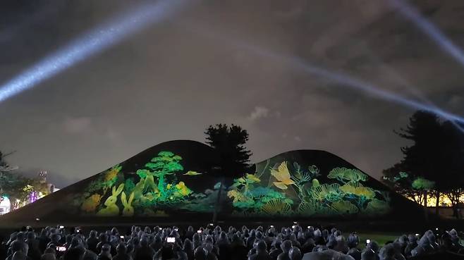 경주시 대릉원 일원에서 상영 중인 '2025 국가유산 미디어아트 경주 대릉원'의 미디어파사드 공연 '대릉원 몽화(夢華)'의 한 장면. 경주시 제공