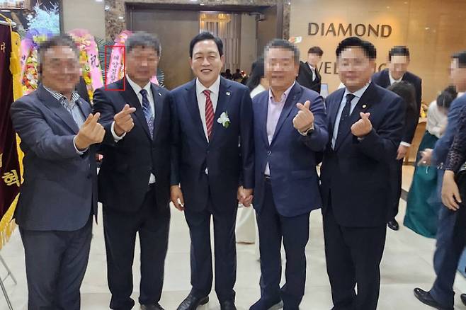 참석자 뒤로 '해양경찰'이라고 적힌 화환이 보인다. 가운데는 김선교 의원. 최호섭 안성시의회 운영위원장 스레드 캡처