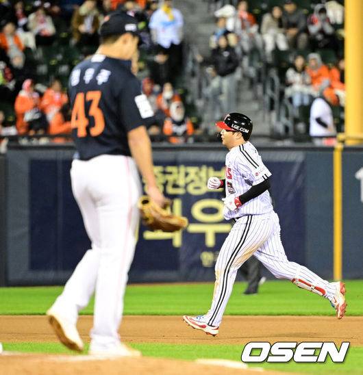 [OSEN=잠실, 이대선 기자] 쌍둥이군단이 19년 만에 한국시리즈 마운드에 오른 류현진을 넘어 시리즈 2연승을 질주했다. 프로야구 LG 트윈스는 27일 서울 잠실구장에서 열린 2025 신한 SOL뱅크 KBO 한국시리즈(7전 4선승제) 한화 이글스와의 2차전에서 13-5 역전승을 거뒀다.8회말 2사 1루에서 LG 문보경이 좌월 투런 홈런을 치고 그라운드를 돌고 있다. 2025.10.27 /sunday@osen.co.kr