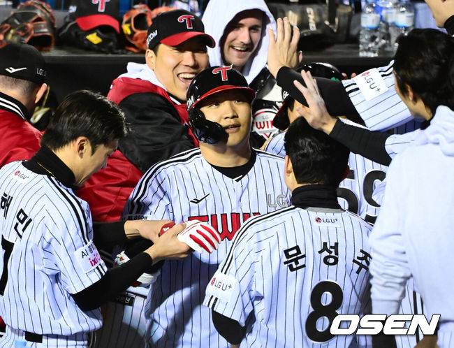 [OSEN=잠실, 지형준 기자] 쌍둥이군단이 19년 만에 한국시리즈 마운드에 오른 류현진을 넘어 시리즈 2연승을 질주했다.&nbsp;프로야구 LG 트윈스는 27일 서울 잠실구장에서 열린 2025 신한 SOL뱅크 KBO 한국시리즈(7전 4선승제) 한화 이글스와의 2차전에서 13-5 역전승을 거뒀다.&nbsp;역대 한국시리즈 1~2차전 2연승은 총 21차례 있었고, 그 중 19번 우승을 차지했다. 우승 확률 90.5%. 정규시즌 1위팀이 한국시리즈 1~2차전 2연승을 한 경우는 13번으로 100%(13/13) 우승 트로피를 들어올렸다.8회말 2사 1루에서 LG 문보경이 좌월 투런포를 날리고 더그아웃에서 동료선수들과 세리머니를 하고 있다. 2025.10.27 /jpnews@osen.co.kr