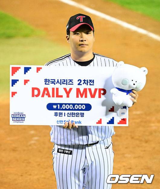 [OSEN=잠실, 지형준 기자] 쌍둥이군단이 19년 만에 한국시리즈 마운드에 오른 류현진을 넘어 시리즈 2연승을 질주했다. 프로야구 LG 트윈스는 27일 서울 잠실구장에서 열린 2025 신한 SOL뱅크 KBO 한국시리즈(7전 4선승제) 한화 이글스와의 2차전에서 13-5 역전승을 거뒀다. 역대 한국시리즈 1~2차전 2연승은 총 21차례 있었고, 그 중 19번 우승을 차지했다. 우승 확률 90.5%. 정규시즌 1위팀이 한국시리즈 1~2차전 2연승을 한 경우는 13번으로 100%(13/13) 우승 트로피를 들어올렸다.LG 문보경이 한국시리즈 2차전 MVP에 선정되며 포즈를 취하고 있다. 2025.10.27 /jpnews@osen.co.kr