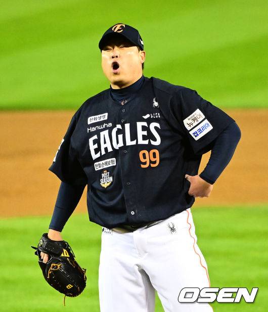 [OSEN=잠실, 지형준 기자] 27일 오후 서울 잠실야구장에서 2025 신한 SOL Bank KBO리그 포스트시즌 한국시리즈 2차전 LG 트윈스와 한화 이글스의 경기가 열렸다.LG는 임찬규, 한화는 류현진을 선발 투수로 내세웠다.2회말 무사 1루에서 한화 류현진이 LG 문보경 타석에 볼이 선언되자 아쉬워하고 있다. 2025.10.27 /jpnews@osen.co.kr