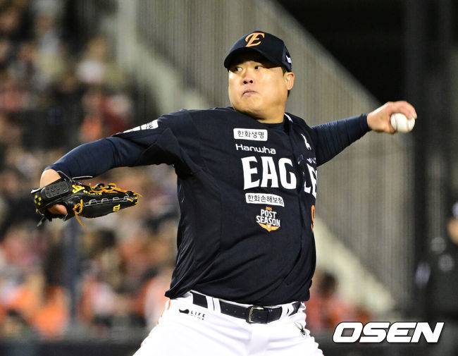 [OSEN=잠실, 이대선 기자] 27일 오후 서울 잠실야구장에서 2025 신한 SOL Bank KBO리그 포스트시즌 한국시리즈 2차전 LG 트윈스와 한화 이글스의 경기가 열렸다.LG는 임찬규, 한화는 류현진을 선발 투수로 내세웠다.1회말 무사에서 한화 선발투수 류현진이 역투하고 있다. 2025.10.27 /sunday@osen.co.kr