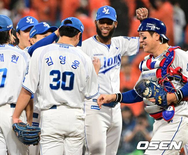 [OSEN=대구, 조은정 기자]프로야구 삼성 라이온즈가 아직 플레이오프는 끝나지 않았다고 외쳤다. 김영웅의 미친 대활약에 힘입어 시리즈를 5차전으로 끌고 간다.삼성은 22일 대구 삼성 라이온즈파크에서 열린 '2025 신한 SOL뱅크 KBO리그' 포스트스진 플레이오프 4차전 한화 이글스와의 경기에서 7-4로 역전승을 거뒀다. 이로써 삼성은 시리즈 전적 2승2패를 만들며 승부를 5차전까지 끌고 갔다. 5차전은 오는 24일 대전 한화생명볼파크에서 열린다. 이날 김영웅이 동점 스리런 홈런과 역전 스리런 홈런을 연달아 뽑아내며 승리를 이끌었다. 김영웅은 이날 6타점을 더하면서 2017년 두산 오재일과 함께 단일 플레이오프 최다 타점(12타점) 타이를 이뤘다.삼성이 김영웅과 승리를 기뻐하고 있다. 2025.10.22 /cej@osen.co.kr