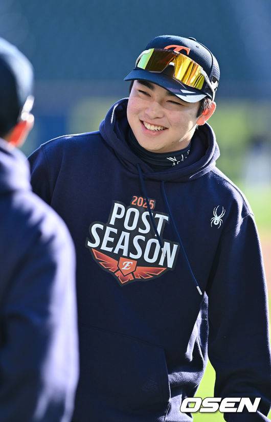 [OSEN=잠실, 박준형 기자] 한화 문현빈이 미소 짓고 있다.  2025.10.27 / soul1014@osen.co.kr