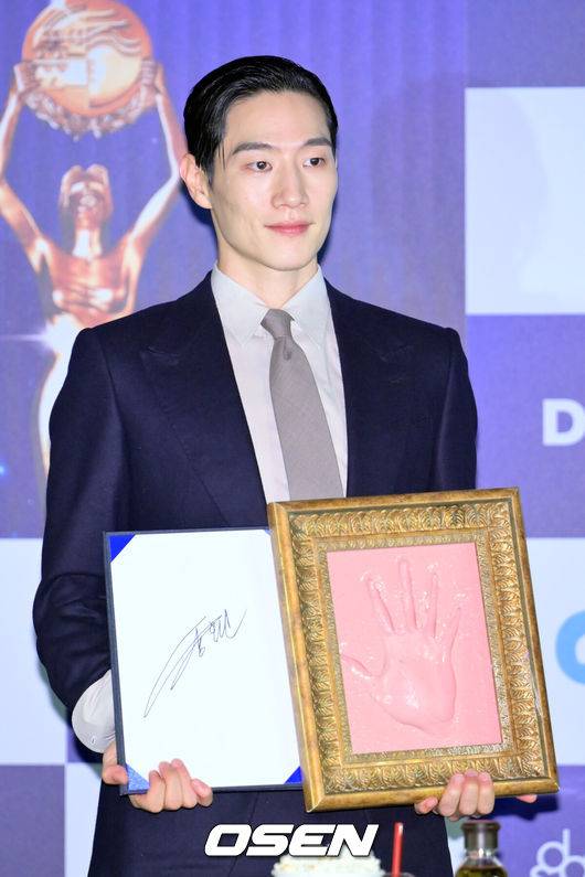 [OSEN=민경훈 기자] 29일 서울 CGV 여의도에서 제46회 청룡영화상 핸드프린팅 행사가 열렸다.이날 배우 황정민, 김고은, 정해인, 이상희, 노상현, 박주현이 참석했다. 배우 노상현이 포토타임을 갖고 있다. 2025.10.29 / rumi@osen.co.kr