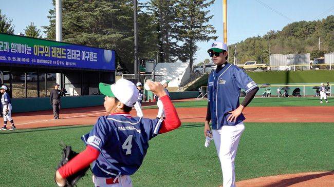 2025 제3회 홍성군과 함께하는 김태균 야구캠프가 지난 25일 충남 홍성군 결성면 만해야구장에서 성황리에 개최됐다. 고영표(KT)가 선수들을 지도하고 있다. /티케이오시비 제공