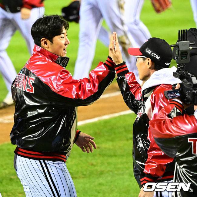 [OSEN=잠실, 지형준 기자] 쌍둥이군단이 19년 만에 한국시리즈 마운드에 오른 류현진을 넘어 시리즈 2연승을 질주했다. 프로야구 LG 트윈스는 27일 서울 잠실구장에서 열린 2025 신한 SOL뱅크 KBO 한국시리즈(7전 4선승제) 한화 이글스와의 2차전에서 13-5 역전승을 거뒀다. 역대 한국시리즈 1~2차전 2연승은 총 21차례 있었고, 그 중 19번 우승을 차지했다. 우승 확률 90.5%. 정규시즌 1위팀이 한국시리즈 1~2차전 2연승을 한 경우는 13번으로 100%(13/13) 우승 트로피를 들어올렸다.경기를 마치고 LG 염경엽 감독이 송승기와 승리 하이파이브를 하고 있다. 2025.10.27 /jpnews@osen.co.kr