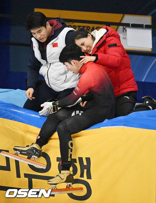 [OSEN=민경훈 기자] 12일 서울 목동 아이스링크에서 '2023 KB금융 국제빙상경기연맹(ISU) 쇼트트랙 세계선수권대회' 본선 경기가 진행됐다.남자 5000m 계주 결승전에서 중국 린샤오쥔(한국명 임효준)이 금메달을 딴 후 코치진들에게 축하를 받고 있다. 2023.03.12 / rumi@osen.co.kr