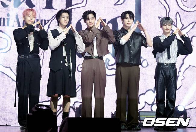 [OSEN=조은정 기자] 그룹&nbsp;위아이(WEi)의 미니 8집 ‘Wonderland(원더랜드)’ 발매 기념 쇼케이스가 29일 서울 광진구 예스24라이브홀에서 열었다.‘Wonderland’는 위아이가 지난 1월 발매한 미니 7집 ‘The Feelings(더 필링스)’ 이후 약 9개월 만에 선보이는 새 앨범이다.&nbsp;위아이가 포즈를 취하고 있다. 2025.10.29 /cej@osen.co.kr