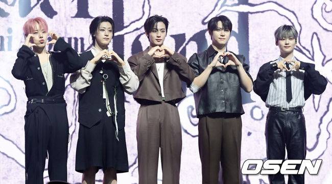 [OSEN=조은정 기자] 그룹&nbsp;위아이(WEi)의 미니 8집 ‘Wonderland(원더랜드)’ 발매 기념 쇼케이스가 29일 서울 광진구 예스24라이브홀에서 열었다.‘Wonderland’는 위아이가 지난 1월 발매한 미니 7집 ‘The Feelings(더 필링스)’ 이후 약 9개월 만에 선보이는 새 앨범이다.&nbsp;위아이가 포즈를 취하고 있다. 2025.10.29 /cej@osen.co.kr