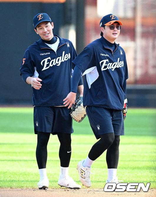 [OSEN=대전, 지형준 기자] 29일 대전 한화생명볼파크에서 2025 신한 SOL Bank KBO리그 포스트시즌 한국시리즈 3차전 한화 이글스와 LG 트윈스의 경기가 열렸다.이날 경기에 한화는 폰세를, LG는 손주영을 선발투수로 내세웠다. 경기에 앞서 한화 황영묵과 이도윤이 수비 훈련을 하고 있다. 2025.10.29 /jpnews@osen.co.kr