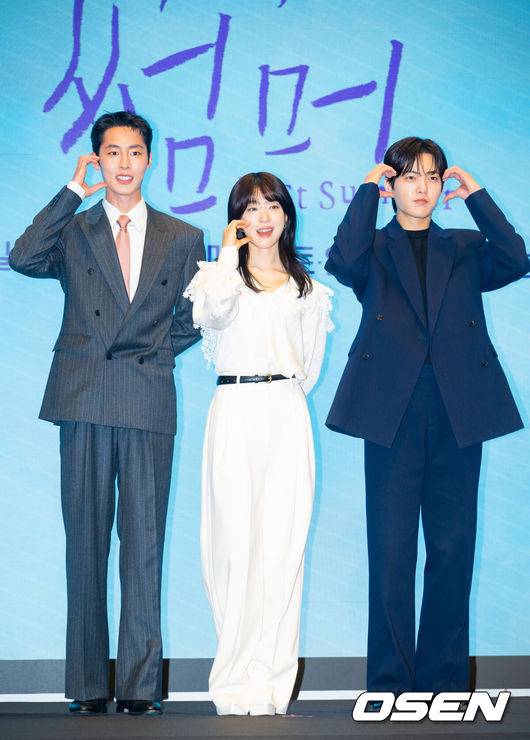 [OSEN=민경훈 기자] 29일 서울 구로구 더세인트 그랜드볼룸에서 KBS 2TV 새 토일 미니시리즈 '마지막 썸머' 언론 제작발표회가 열렸다. KBS2 새 토일 미니시리즈 ‘마지막 썸머’(연출 민연홍 극본 전유리)는 어릴 적부터 친구인 남녀가 판도라의 상자 속에 숨겨둔 첫사랑의 진실을 마주하게 되면서 펼쳐지는 리모델링 로맨스 드라마다.배우 이재욱, 최성은, 김건우가 포즈를 취하고 있다. 2025.10.29 / rumi@osen.co.kr