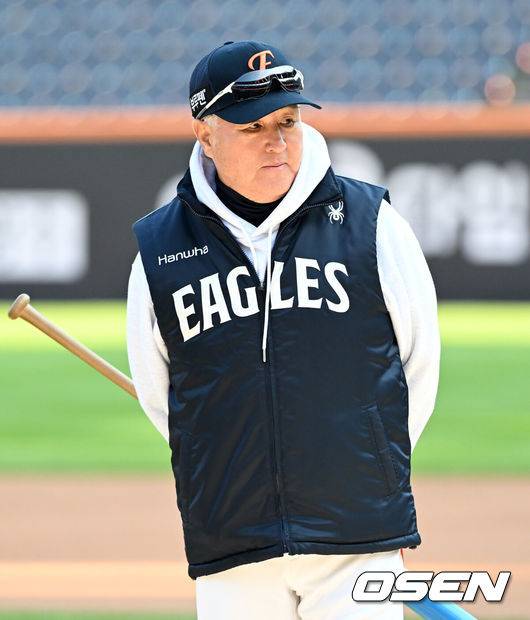 [OSEN=대전, 이대선 기자] 29일 대전 한화생명볼파크에서 2025 신한 SOL Bank KBO리그 포스트시즌 한국시리즈 3차전 한화 이글스와 LG 트윈스의 경기가 열렸다.이날 경기에 한화는 폰세를, LG는 손주영을 선발투수로 내세웠다. 경기에 앞서 한화 김경문 감독이 훈련 중인 선수들을 바라보고 있다. 2025.10.29 /sunday@osen.co.kr