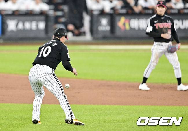 [OSEN=대전, 박준형 기자] 29일 대전시 중구 부사동 대전한화생명볼파크에서 2025 신한 SOL Bank KBO리그 포스트시즌 한국시리즈 3차전 한화 이글스와 LG 트윈스의 경기가 진행됐다.이날 경기에 한화는 폰세를, LG는 손주영을 선발투수로 내세웠다. 2회말 1사 1,2루 한화 이도윤의 내야뜬공때 오지환 유격수가 고의 낙구하고 있다.   2025.10.29 / soul1014@osen.co.kr