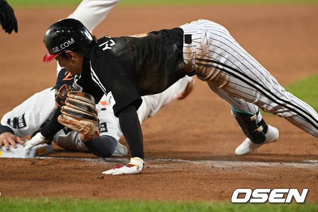 [OSEN=대전, 손용호 기자] 29일 대전 한화생명볼파크에서 2025 신한 SOL Bank KBO리그  한국시리즈 3차전 한화 이글스와 LG 트윈스의 경기가 열렸다.이날 경기에 한화는 폰세를, LG는 손주영을 선발투수로 내세웠다. 3회초 2사 1루 신민재가 적시 2루타를 치고 3루에서 아웃되고 있다. 2025.10.29 /spjj@osen.co.kr