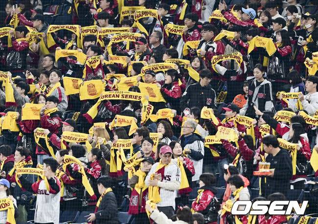 [OSEN=대전, 박준형 기자] 29일 대전시 중구 부사동 대전한화생명볼파크에서 2025 신한 SOL Bank KBO리그 포스트시즌 한국시리즈 3차전 한화 이글스와 LG 트윈스의 경기가 진행됐다.이날 경기에 한화는 폰세를, LG는 손주영을 선발투수로 내세웠다. 경기전 LG 응원단이 열띤 응원을 펼치고 있다.   2025.10.29 / soul1014@osen.co.kr